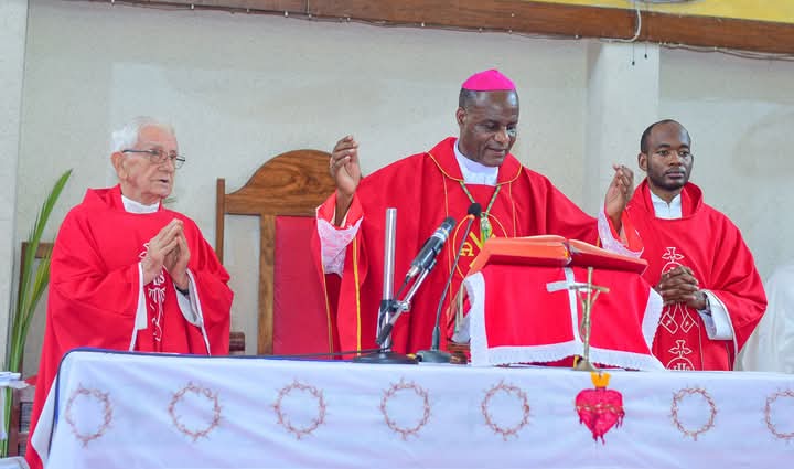 AlesandroJR's tweet image. Baba Yetu uliye mbinguni. Jina lako litukuzwe. Ufalme wako ufike. Utakalo lifanyike duniani kama mbinguni.

Utupe leo Mkate wetu wa kila siku. Utusamehe makosa yetu. Kama nasi tunavyowasamehe na sisi waliotukosea. Usitutie katika kishawishi. Lakini utuopoe maovuni, Amina🙏