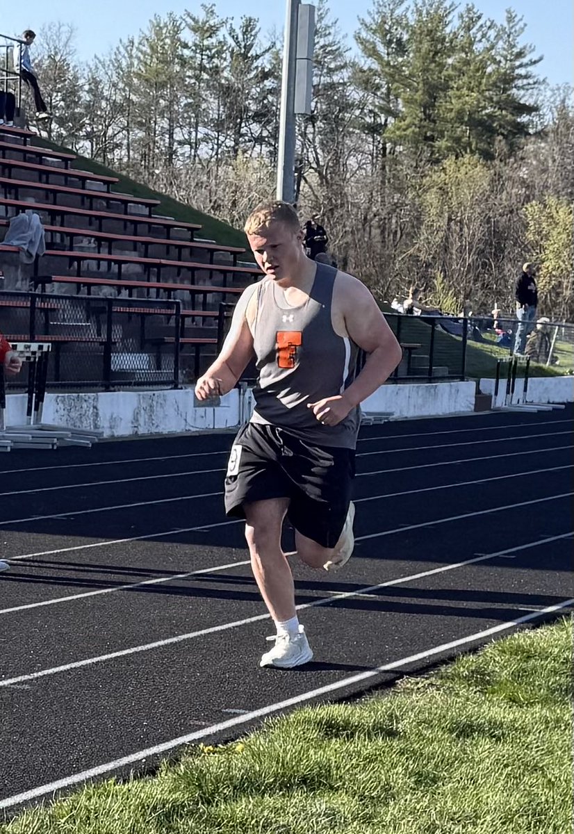 FFTrojanTrack's tweet photo. Dre Smithburg heads to the finish line in the 3200m run. He took 3rd place in the JV division. He then went out and threw two PRs in the shot and discus to pick up some points in the throws. #doc #teamguy #guardtraining #throwscrew #trojandistance https://t.co/ln3aTOSwAn