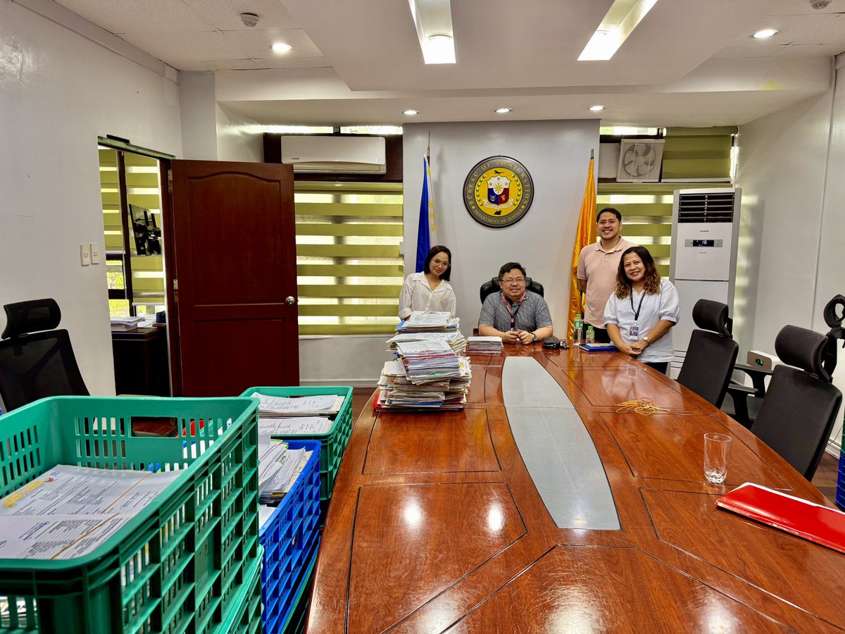 Signing immigration visas before heading off for Holy Week ! ✈️💫