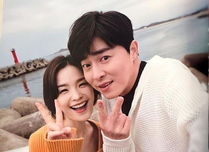 midobirb's tweet photo. i just know shin pd already has a clear vision of iksong’s married life bcs look at them here??? if this isn’t how a married couple acts then idk what is anymore 😭🫶 https://t.co/9ZQY7A1sZp