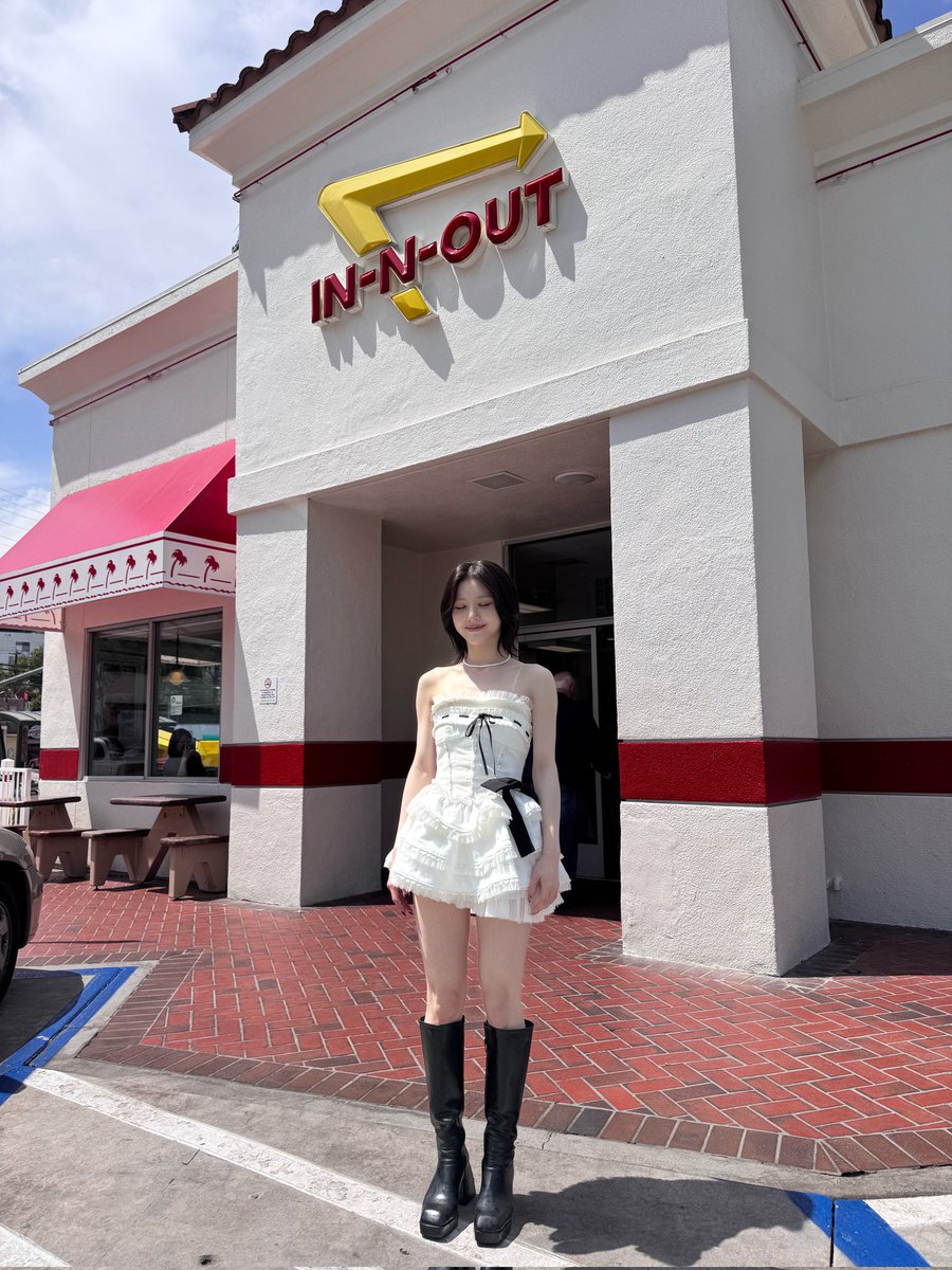 [250416] 🫧
나 무대의상 입고 인앤아웃 갔었다?
아주 당당하게.
 𐌅 𐨛 𐌅 𐨛 𐌅 𐨛 𐨛 𐌅 𐨛 𐌅 𐨛 𐨛
멤버들도 다 무대의상이긴 했는데 겉옷을 가져와가지고 걸쳐입고 갔었거든
근데 난 겉옷이 없어서
그냥 갔어
햄버거 드시던 시민분이
I love your dress ♡ 
라고 해주셔서 수줍게 고맙다고 했어