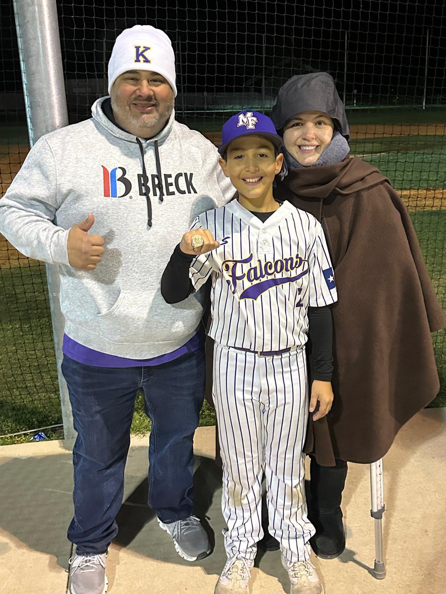 JudgeTrevinoIII's tweet image. Shout out to my lil homie, Gregory for doing his thing on the 💎 last week. His team took home the Championship! It was a super cold & late night, & @AnaHdzTx & I had to drive to Austin very early the next morning, but it was all worth it to see the huge smile on his face. 😍❤️⚾️