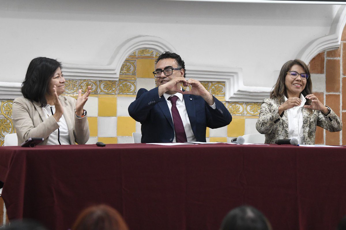 SaludGobPue's tweet photo. .@CarlosOlivier dio la bienvenida a la directora de Vigilancia Epidemiológica de Enfermedades No Transmisibles, de la @SSalud_mx, Yanet Fortunata López Santiago. A nombre del gobernador @armentapuebla_, le agradeció por haber elegido a nuestro estado para poner en marcha esta estrategia de salud ambiental bajo el enfoque de “Una Sola Salud”, que integra el bienestar humano con el de los ecosistemas, toda vez que siete de 12.6 millones de muertes ambientales en el mundo se deben a la mala calidad del aire. (2/3)
