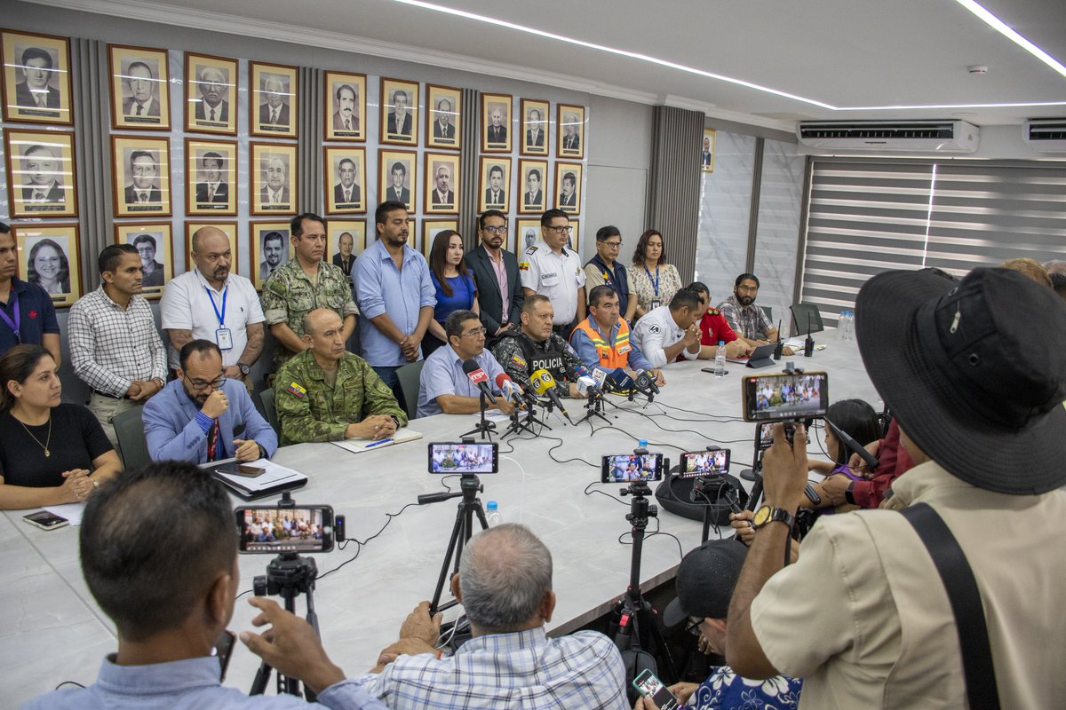 GoberElOro's tweet photo. En una rueda de prensa, se dio a conocer a los medios de comunicación el plan de contingencia que se implementará en el próximo feriado de #SemanaSanta. El objetivo es orientar las acciones de respuesta inmediata de manera eficaz y coordinada entre las instituciones. https://t.co/mGFJuX6Bhd