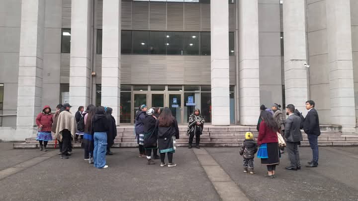 WallmapuResiste's tweet photo. OTRO MONTAjE MAS QUE SE CAE
Corte de apelación absorbió a los 17 peñi de Angol... Una victoria encontrá de los derechistas y racistas de gendarmería y sus políticos ... 

Libertad a todos los presos mapuches de wall mapu.. https://t.co/R173w4ybSk