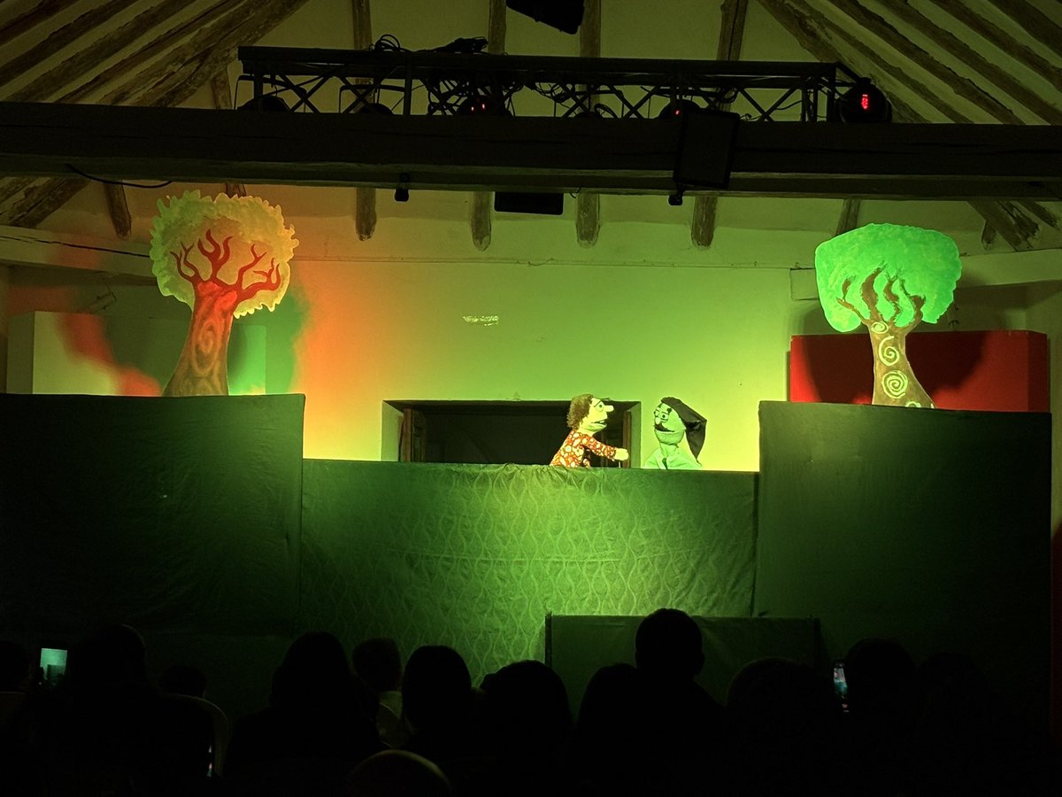 ictpcultural's tweet image. ¡Emilio en la ciudad de los capirotes llegó al Museo Casa Anzoátegui! 🏛️✨
Teatro con historias mágicas, sonrisas y mucha ternura para los más pequeños vivimos en este momento. Ven y disfruta con tu familia.