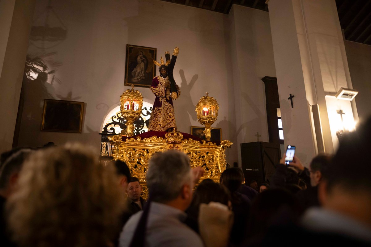 💜#MartesSanto, donde el tiempo no ha dado tregua y nos ha dejado estampas atípicas. Únicamente Estudiantes y La Salud han completado la carrera oficial, la Lanzada la ha iniciado y se refugiado de la lluvia en la Concepción, mientras que Pasión ha suspendido su salida.