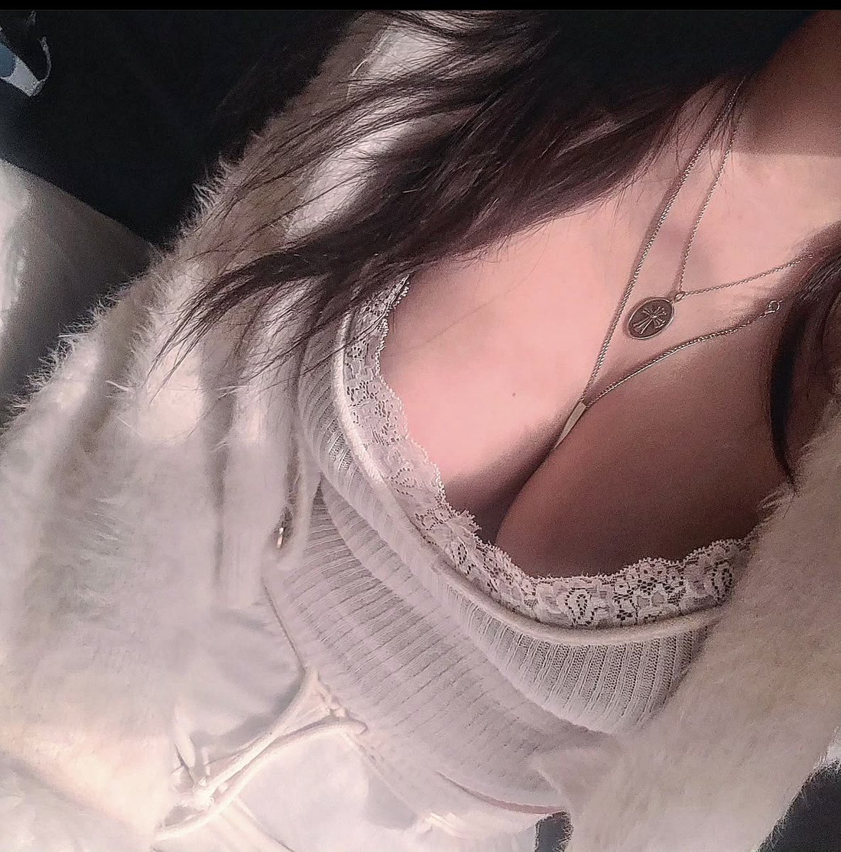 Kolyem hep arasına giriyor