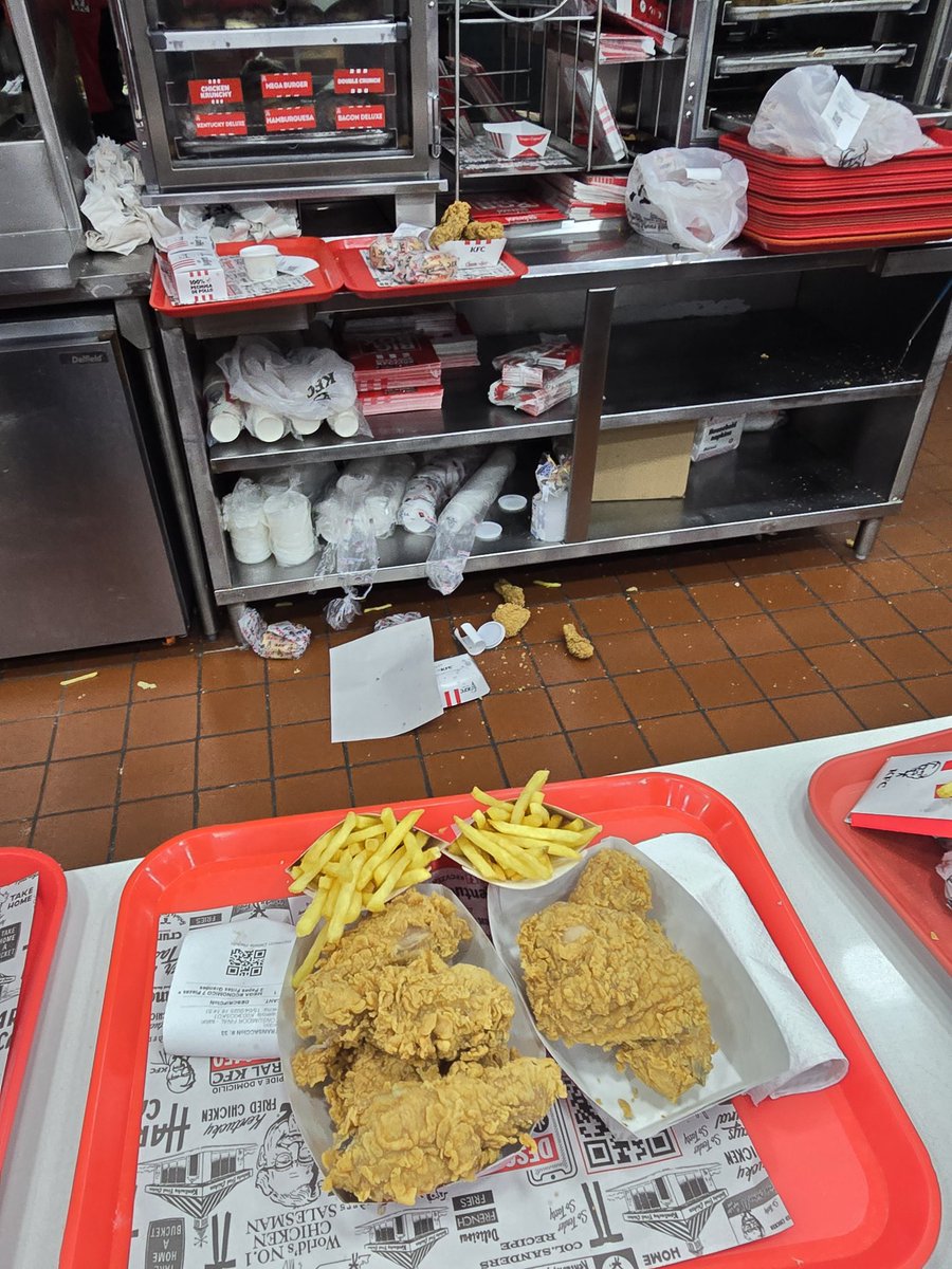 wtdany's tweet photo. @KFC_VZLA Eso pasa por estar diciendo yo las mejoras de KFC no vale q mala atención de verdad  👍  como van a tender los números desosrdano y la hamburguesa tirada enfriandose cuando reclame justo fue la q tomaron la q tenia más de media hora allí https://t.co/PBrOPHycXo