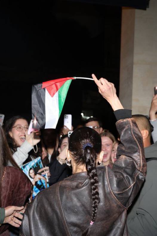 SuppressedNws's tweet photo. Bella Hadid waves the Palestinian flag while standing with fans at Costes in Paris, France🇵🇸 https://t.co/xQfeaEJiQ0