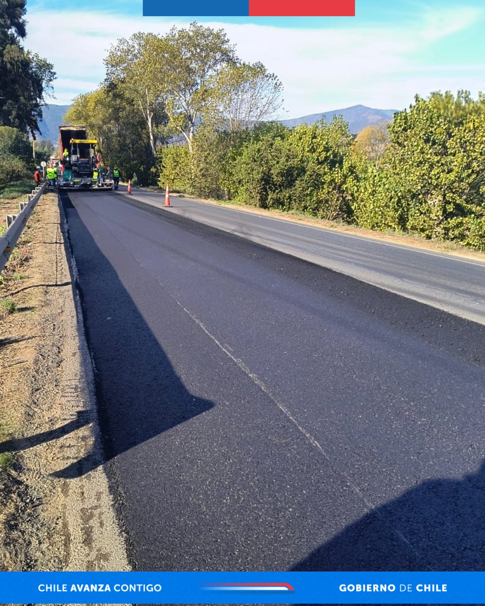 MOPValparaiso's tweet photo. #ObrasMOP | Obras de desarrollo sostenible ✨ Dirección regional de Vialidad realiza conservación de Red Vial Comunal de caminos en Rutas E-30-F, F-180 y F-190, utilizando Silicato de Hierro (escoria de cobre), en un compromiso con @CodelcoChile para aportar a la minería circular https://t.co/FPu12t2SJk