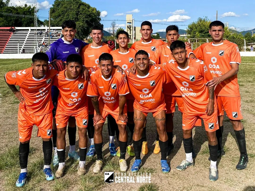 #TorneoAnual 👏🏻 ARRANCARON CON EL PIE DERECHO

🔥En el arranque de la competencia local, El Cuervo mostró carácter y buen fútbol para quedarse con los primeros tres puntos del campeonato. Fue triunfo 2 a 0 frente a San Martín, con goles de Juan Carabajal y Santiago Cuellar.