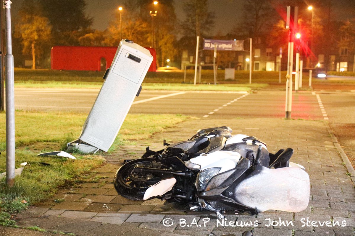Zwaargewonde bij aanrijding motorscooter tegen electrakast