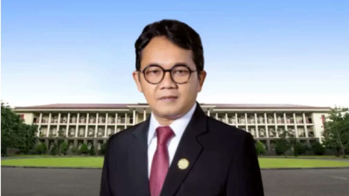 SianiparRismon's tweet photo. Skripsi SAMINUDIN BARORI TOU yang diakui pihak UGM merupakan rekan kuliah Jokowi, TERNYATA lembar pengesahan skripsinya TERTULIS TESIS!

KALIAN Sigit Sunarta, Wening Udasmoro, Arie Sujito, Andi Sandi, San Afri Awang STOP MENIPU RAKYAT! https://t.co/e6Dx9ddLr0