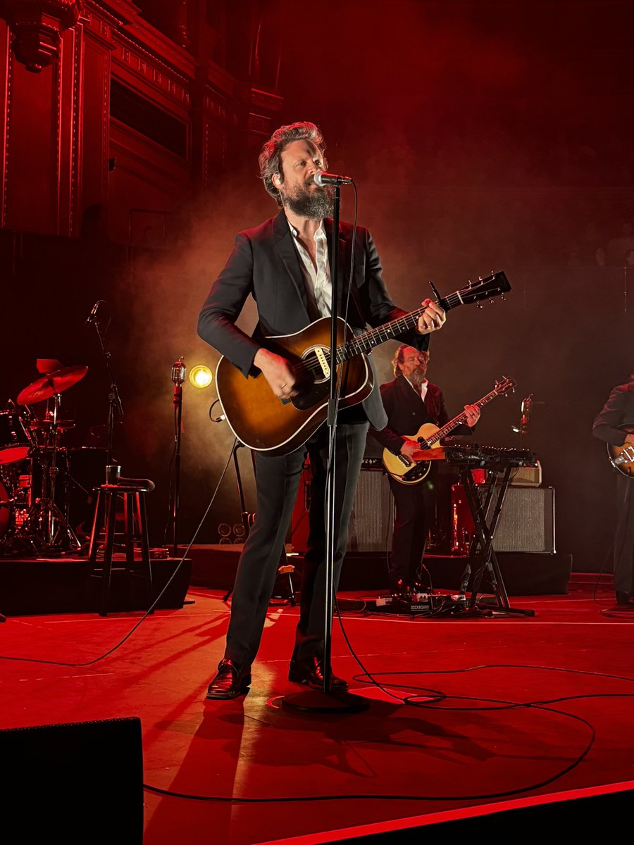 CanFlub's tweet image. One more for the books. Tonight was very impressive - probably one of the best shows @fatherjohnmisty and his band have done. This also wraps up the EU/UK tour. FJM will be back in the UK this summer, and back in Europe next year (we heard).
