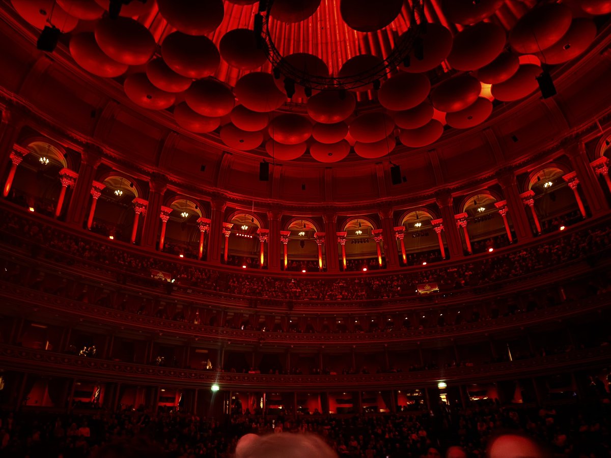 CanFlub's tweet image. One more for the books. Tonight was very impressive - probably one of the best shows @fatherjohnmisty and his band have done. This also wraps up the EU/UK tour. FJM will be back in the UK this summer, and back in Europe next year (we heard).