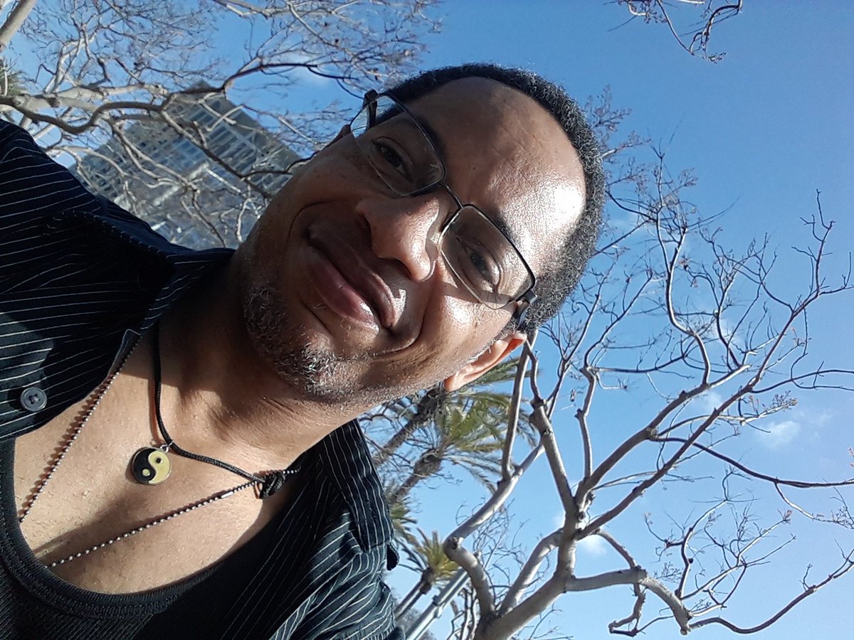 writerguygothic's tweet photo. So a 'play in my face' day.

Oh, well. I still look good. 

Touching grass. Watch asIMean people.😉

#tacotuesday #sdpier #followthepath #sandiegoliving https://t.co/4p3nQYMZkN