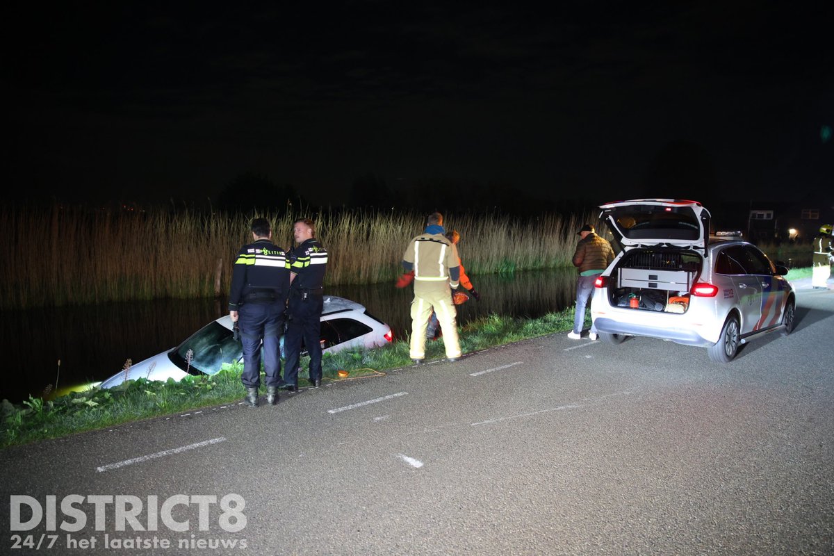 Auto te water op de Gaagweg in Schipluiden