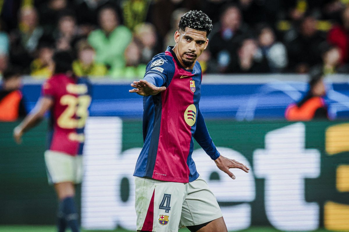 forcabarca_ar's tweet image. خافي ميغيل:
أداء سيء من أراوخو. كل يوم تظهر فيه عيوب أكثر
مدافع يعاني كثيراً في بناء الهجمة والدفاع أمام مساحات كبيرة
تشتيته للكرة بالهدف الثالث كارثية ولا تليق بـ لاعب TOP
غيراسي أحرجه تماماً