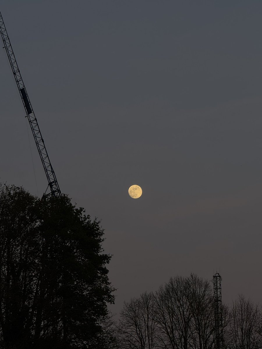yvsmin_'s tweet photo. anyway here’s the moon https://t.co/wZWB8eyMwh