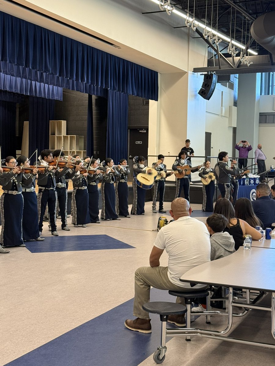 EDiaz_EMMS's tweet photo. Feeder schools Military Night at MVHS. Thank you military families! #MilitaryStrong #EMMS https://t.co/my8z3f1IQK