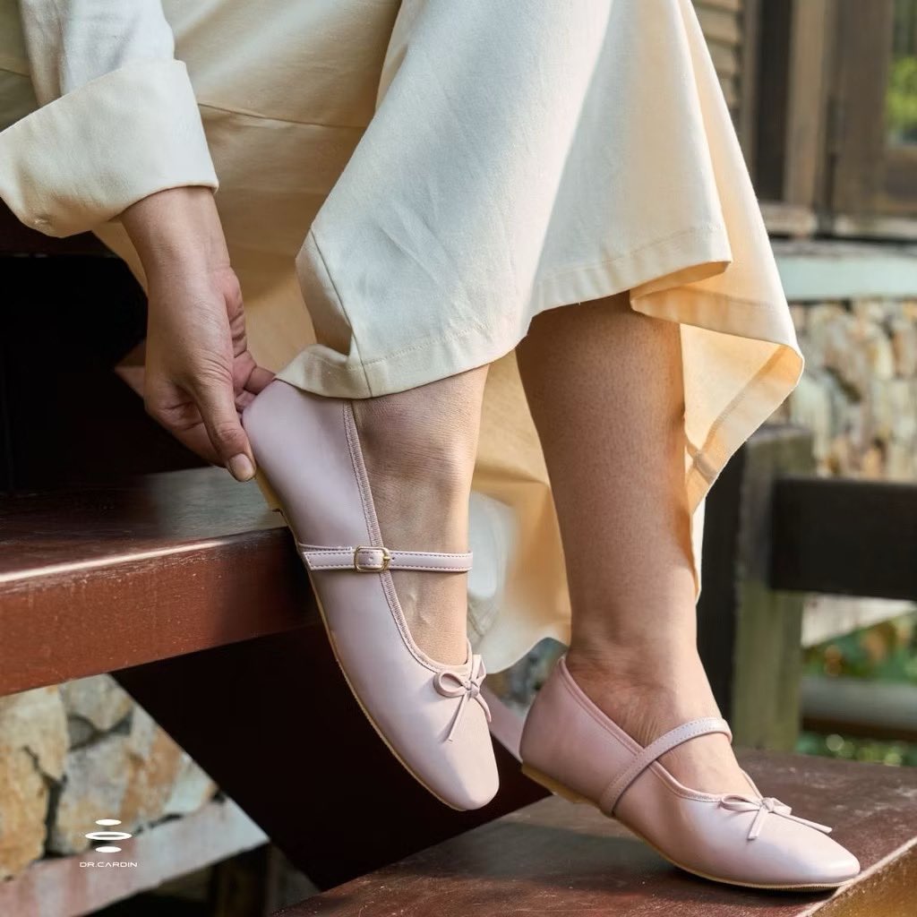 Step into charm and comfort with Dr. Cardin’s pink Mary Jane flats — where elegance meets everyday ease 🎀