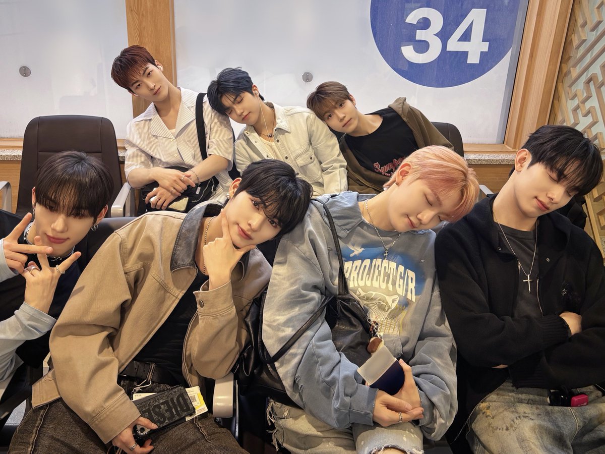 ALL_H_OURS's tweet photo. [🐾] <ALL the HOURS> in TOKYO

はいっ❤チーズ 
올아워즈 도쿄로 출발✈️

#ALL_H_OURS #올아워즈
#ALLtheHOURS https://t.co/wnL6JnKQl9