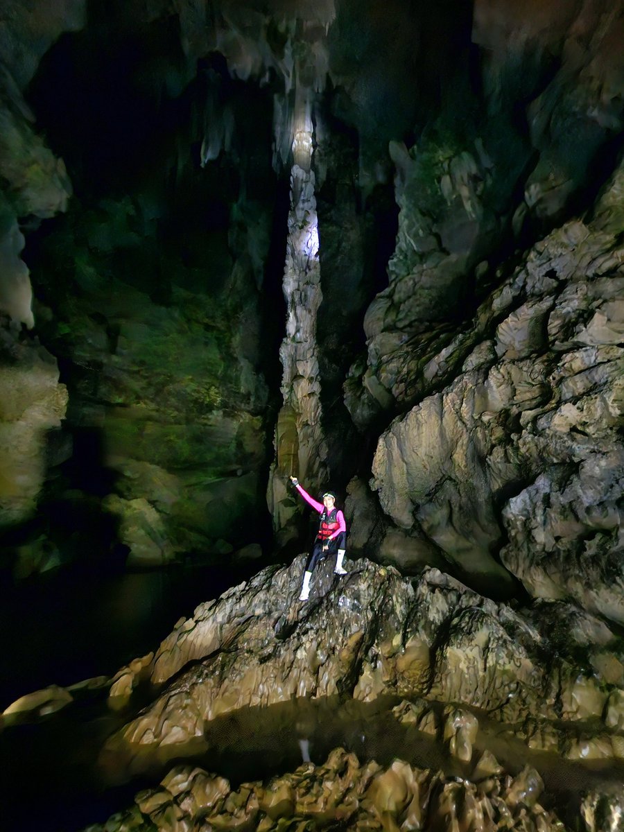 จนท.ที่นี่ดูแล นทท.ดีมาก ก่อนออกเดินก็บี๊บเรื่องการเดิน ความปลอดภัย และของตกน้ำสูญหาย ของๆตัวเองยอมเสี่ยงที่จะเอาเข้าไปแล้วรักษาไม่ได้ อย่าไปเดือดร้อน จนท.ต้องดำลงไปหาให้เลย ในถ้ำมืดสนิทกระเสน้ำแรงและน้ำหนาวเย็น อตร.มาก
.
ไปสู่ภพภูมิที่ดีนะคะ ขอแสดงความเสียใจด้วยค่ะ #ลําคลองงู