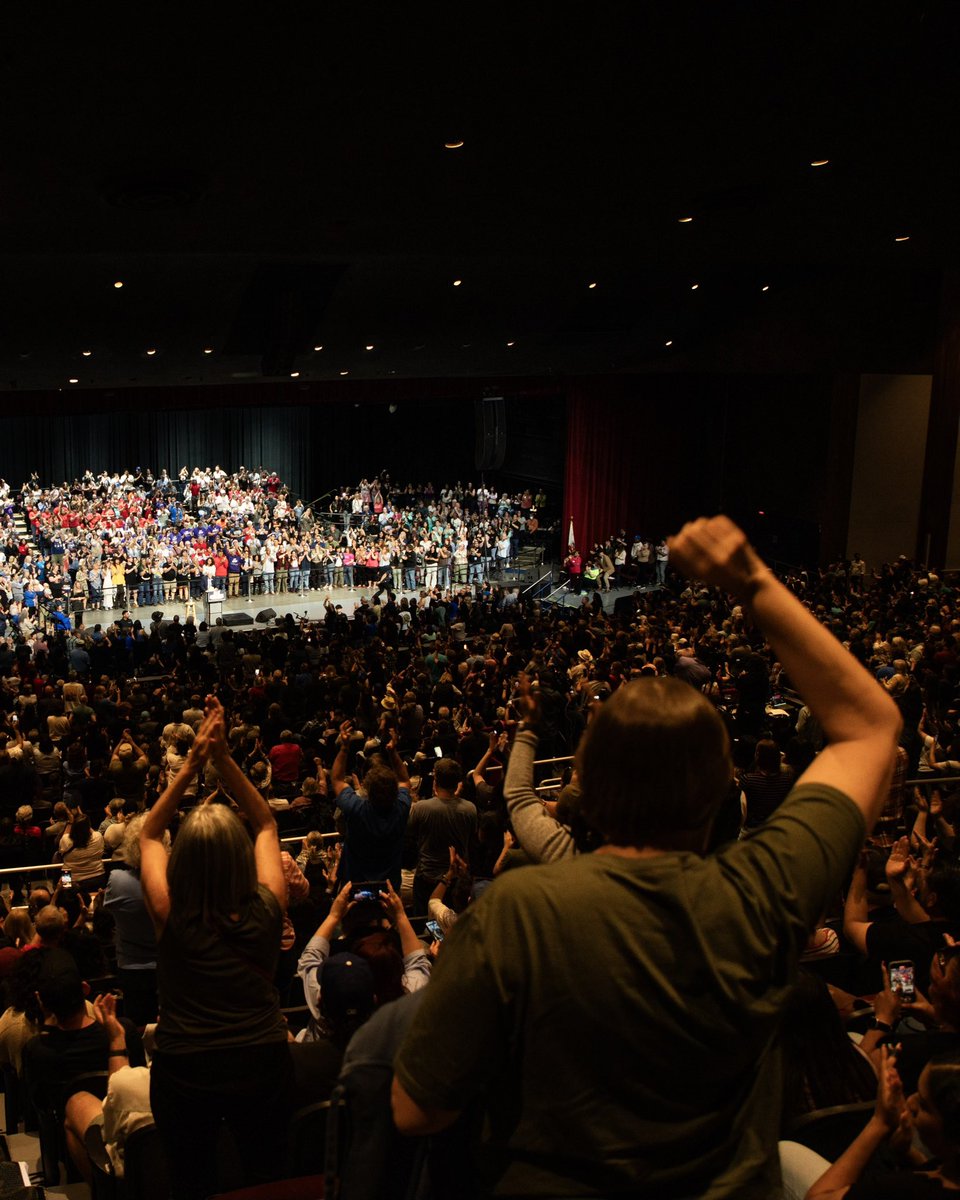 TeamAOC's tweet photo. Today in Bakersfield, California, we filled a 4,000 seat theater, and spoke with another 1,500 people outside. And why?

Beyond elections, our task is to build community. Community is the most powerful building block we have to defeat authoritarianism and root out corruption. https://t.co/MAqsVJ2ZA6