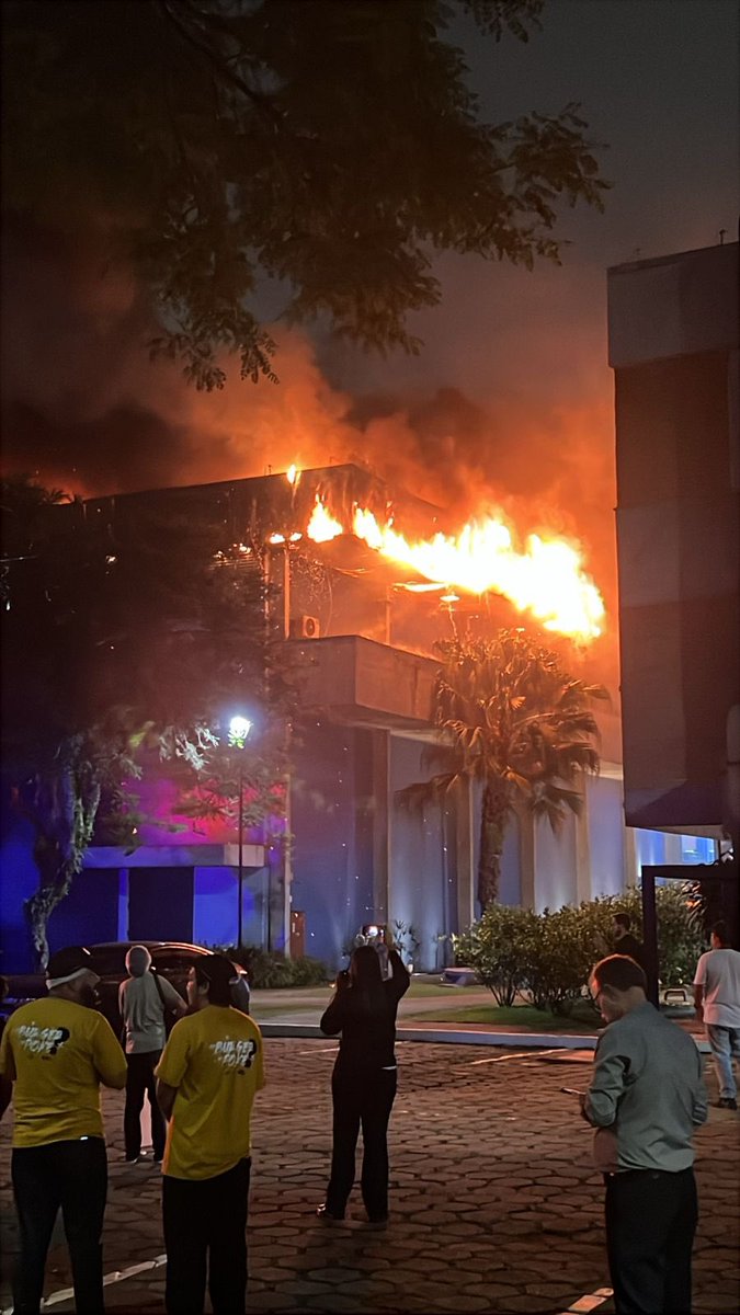 Que notícia triste! Um incêndio atingiu o edifício do Bloco Azul, que abriga os cursos de Arquitetura, Design e Engenharia, além do Teatro Tuca. Segundo relatos de alguns colegas que estavam no local, há indícios de falhas de manutenção no sistema de ar-condicionado. #curitiba