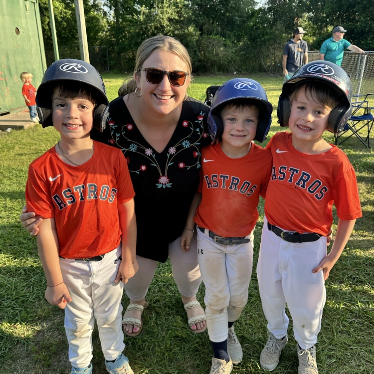 HumbleISD_FE's tweet photo. Mrs. Bridgewater came out to watch some Kinder Bulldogs play baseball! We love building relationships in and out of the classroom. 💙🧡 https://t.co/APFdB8rC5U