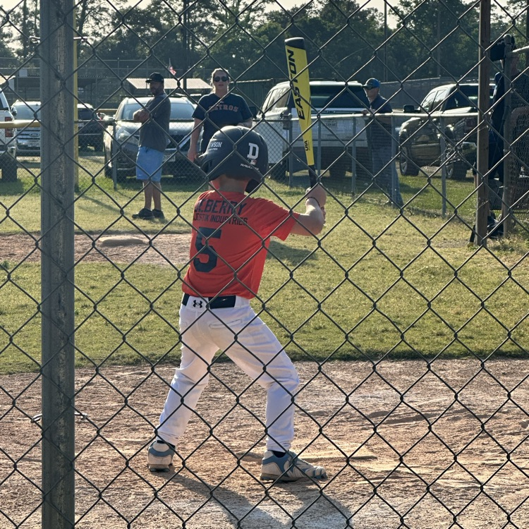 HumbleISD_FE's tweet photo. Mrs. Bridgewater came out to watch some Kinder Bulldogs play baseball! We love building relationships in and out of the classroom. 💙🧡 https://t.co/APFdB8rC5U
