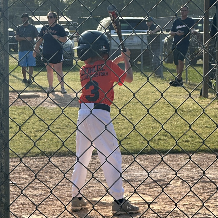 HumbleISD_FE's tweet photo. Mrs. Bridgewater came out to watch some Kinder Bulldogs play baseball! We love building relationships in and out of the classroom. 💙🧡 https://t.co/APFdB8rC5U
