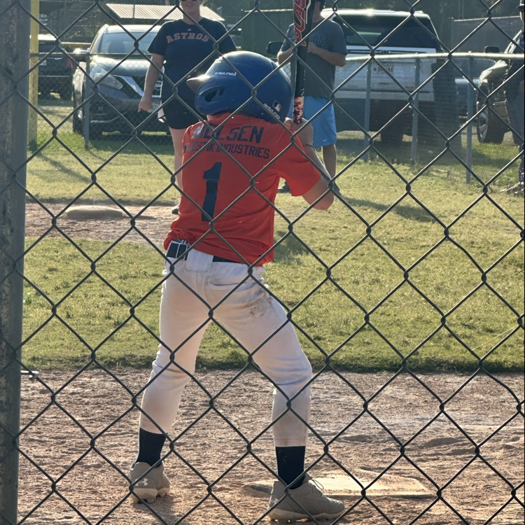 HumbleISD_FE's tweet photo. Mrs. Bridgewater came out to watch some Kinder Bulldogs play baseball! We love building relationships in and out of the classroom. 💙🧡 https://t.co/APFdB8rC5U
