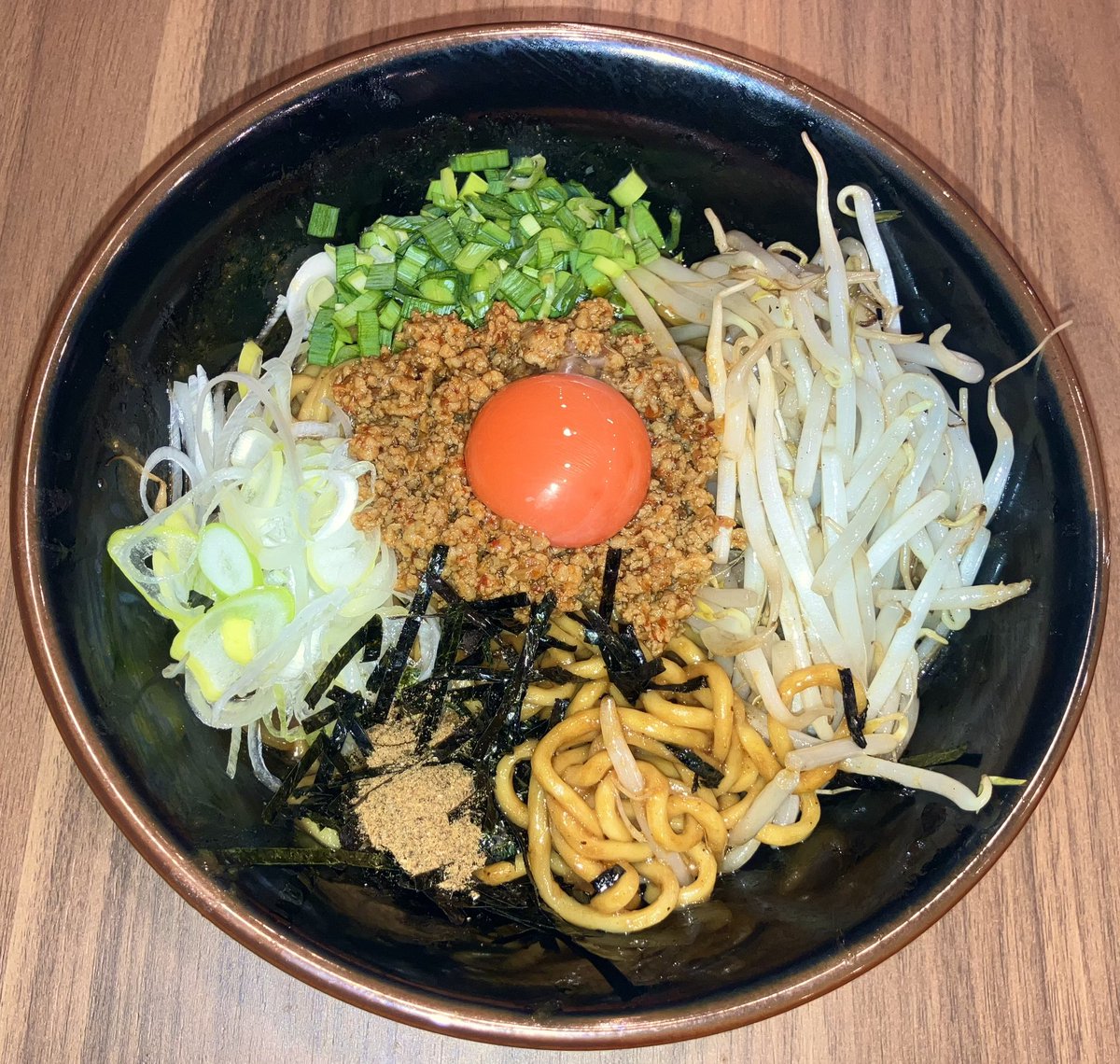 4月15日(火)の夜は高田馬場の「味噌らーめん屋ちょりん」

3月にオープンしたばかりのこちらですが今日で3回目の訪問

少し前から始まった「台湾まぜそば」をいただきました

前に店主がふっくで限定メニューとして提供のと基本的には同レシピながら、麺が太くなったこともありワイルド感が増したよう