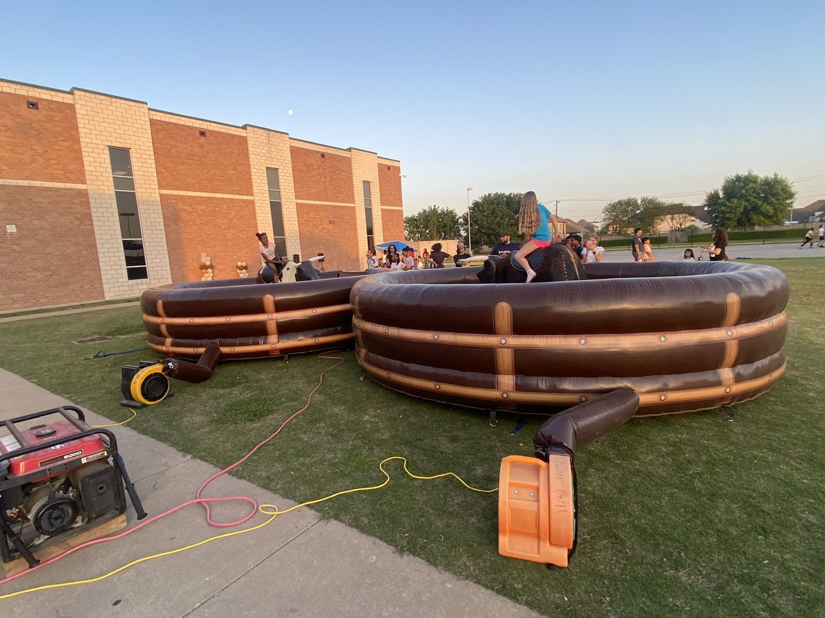We had an amazing time at our PTA “Texas Night” event! Great fun was had by students and parents. Thank you to the Lillard community for supporting this wonderful event.