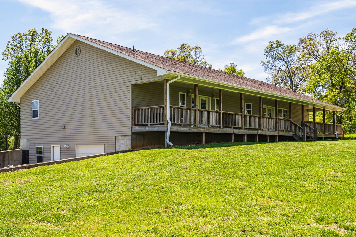 denverwade's tweet photo. 🌟 Discover the charm of country living! 🏡

This stunning 3 bed, 2.5 bath ranch-style home is nestled on over 4 acres. Perfect for those who crave tranquility &amp; a slice of nature. 

Details: https://t.co/W5sl9UOM00 

#WildHillsRealty #SouthernMissouri #CountryLiving https://t.co/POPpmwezFn