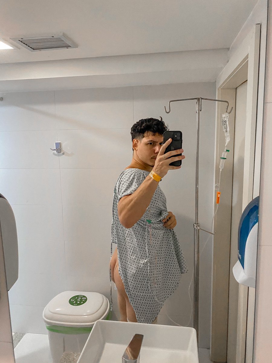ms_g4be's tweet photo. eu andando assim no hospital juro quase wataa e chudai https://t.co/1Y2Fq6skgm