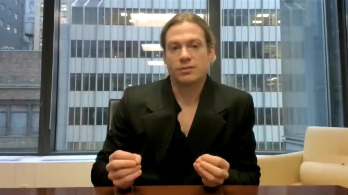 pigeoncowboys's tweet image. i’m so amused by this choice of background like was there no other option. corporate lestat. succession