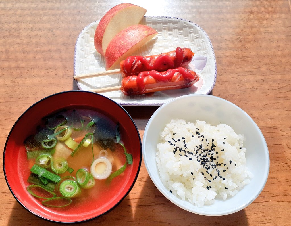 Viiaaee12's tweet image. おはようございます😊
朝ごはんはフランクフルトの定食を作りました♪
💗アンケートに協力してくださった方へ💗
ありがとうございました(*ov.v)o
結果が出るまでもう１日ありますので、時間がある時にポチっとしてくれたら嬉しいです(人*´∀｀)
#アンケート調査 　#日常垢
#料理好きな人と繋がりたい