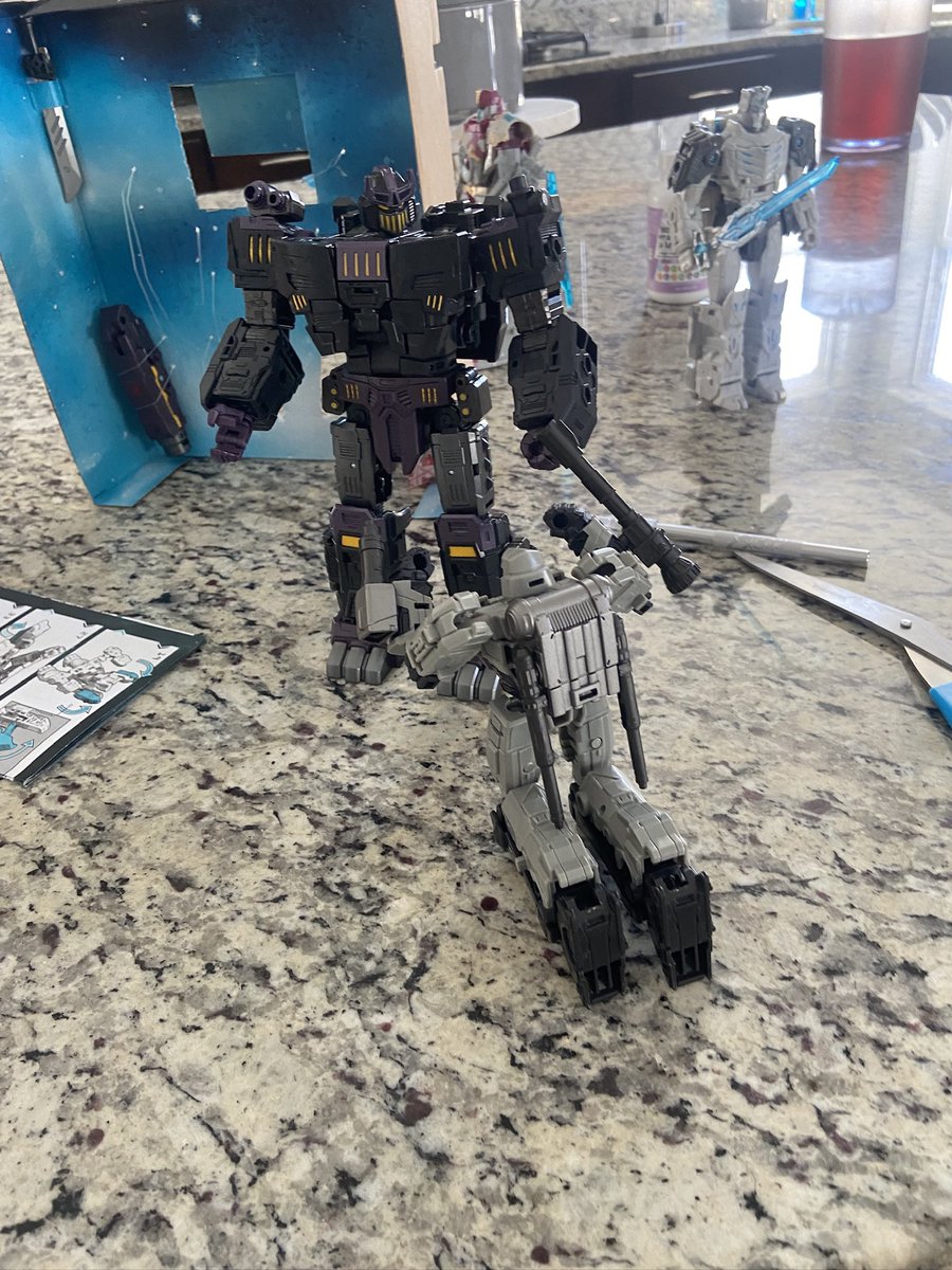 Glad to finally have all the wave 1 primes. Other than a loose shoulder and leg, he’s pretty much a perfect figure, and my first Leader Class!