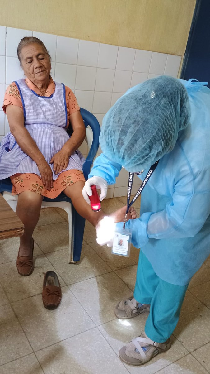 🇨🇺La profesionalidad de nuestros médicos garantiza la calidad de su servicio.Dra.Marelvis Sarmientos  examinando el pie a paciente en consulta  en la Aldea Jumaytepeque, en el Mcpio. Nueva Santa Rosa.🇨🇺🇨🇺
#CubaVencerá,#BMCGuatemala,#CubaCoopera,#CubaSalva,<a href="/MarihetaR/">Mariheta Cutiño Rodriguez</a>