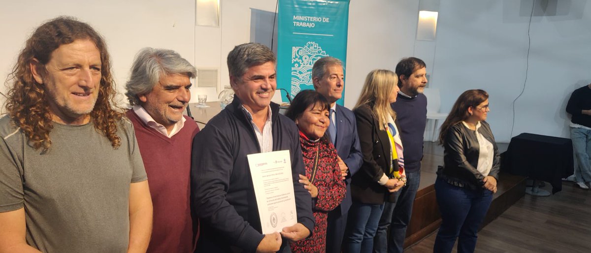 RobiBaradel's tweet photo. Hoy estuvimos en la entrega de certificación de las diplomaturas de formación universitaria realizadas entre @TrabajoPBA y la @unsamoficial junto a @waltercorreaok @CrisAlvarezRod @colodeisasi @almazan_silvia  @adridonzelli @CarlosGrecoOK @fmoreiraok y @claudialazzaro_. https://t.co/oh5cM4zaN4
