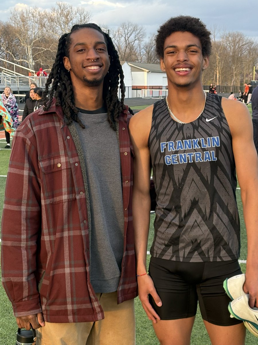 Record Alert 🚨 

Flashes Rylan Hainje breaks the School 300m Hurdle record with a time of 37.97!

Flashes alum and prior record holder Malachi Quarles was in attendance to cheer him on! 

#WeAreFlashes⚡️