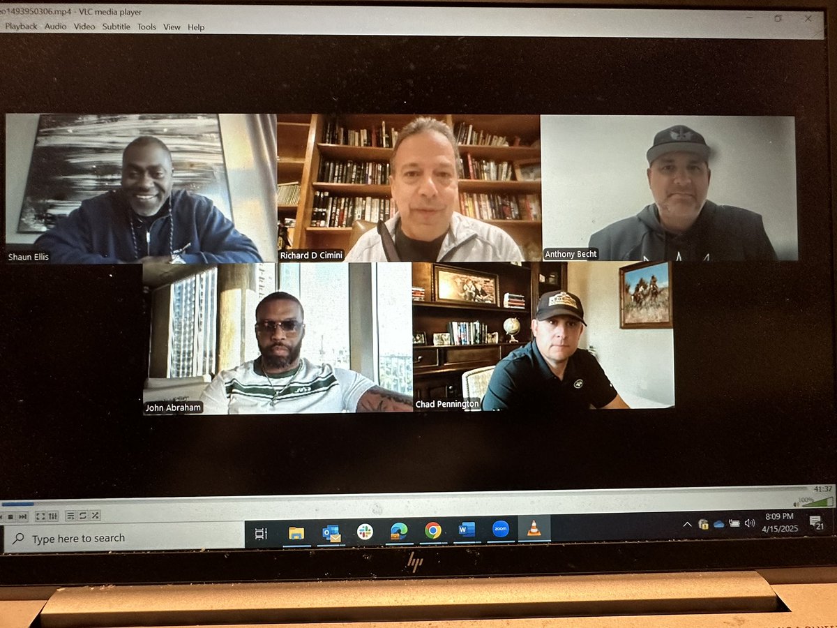 RichCimini's tweet image. Sneak preview: Make sure to check out the “Flight Deck” podcast, which drops tomorrow. Shaun Ellis, John Abraham, Chad Pennington and Anthony Becht join me to commemorate the 25th anniversary of the #Jets historic 2000 draft. Don’t miss it!