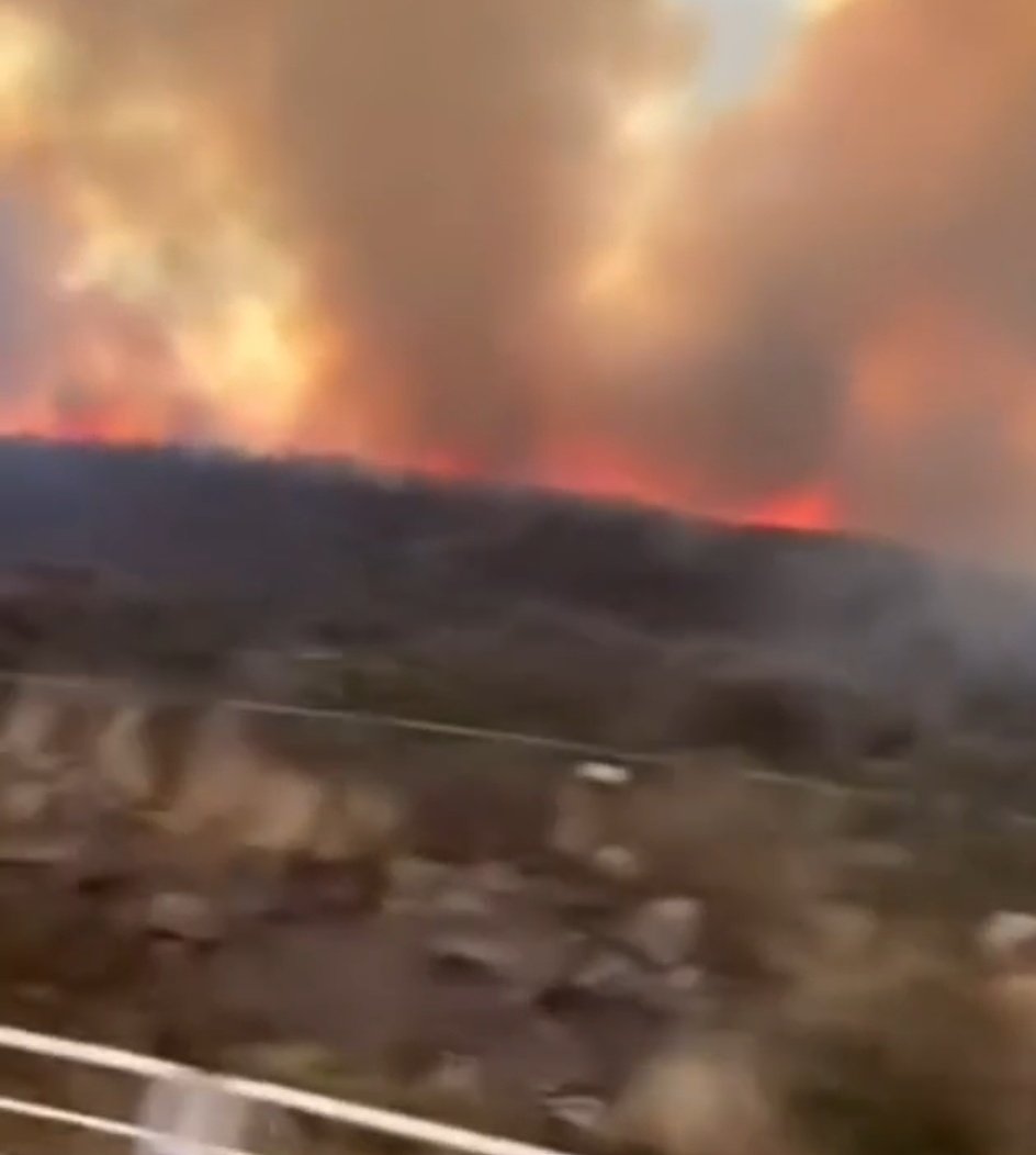 SACRULEC's tweet photo. Terrible incendio en Querétaro frente al @parquecimatario https://t.co/Ufr4RlQmtE
