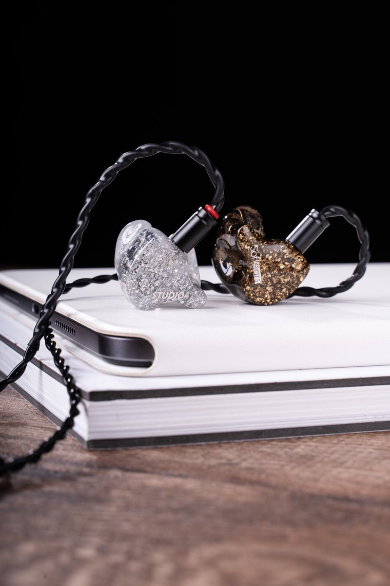 SoftearsIEM's tweet photo. Dual tones, one identity.
Crafted to stand out, this pair fuses shimmering silver flake on crystal-clear acrylic with rich dark amber layered in golden foil. Asymmetrical by design, but perfectly balanced in presence. Where high-fashion meets high-fidelity.
#SoftearsStudio4 https://t.co/0IGItph1cj