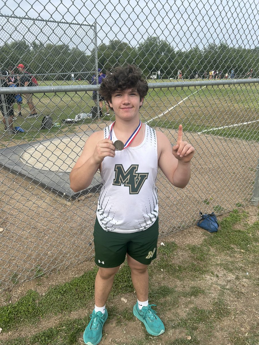 District Championships for field events today! 

We are SO proud of their success!

- Carter Stearns threw well at discus and Cody Stade set the school record in shot! Both getting FIRST 🥇

- Jaxon Cameron broke his own PV record with a jump of 9’6!

Great job boys GO HAWKS