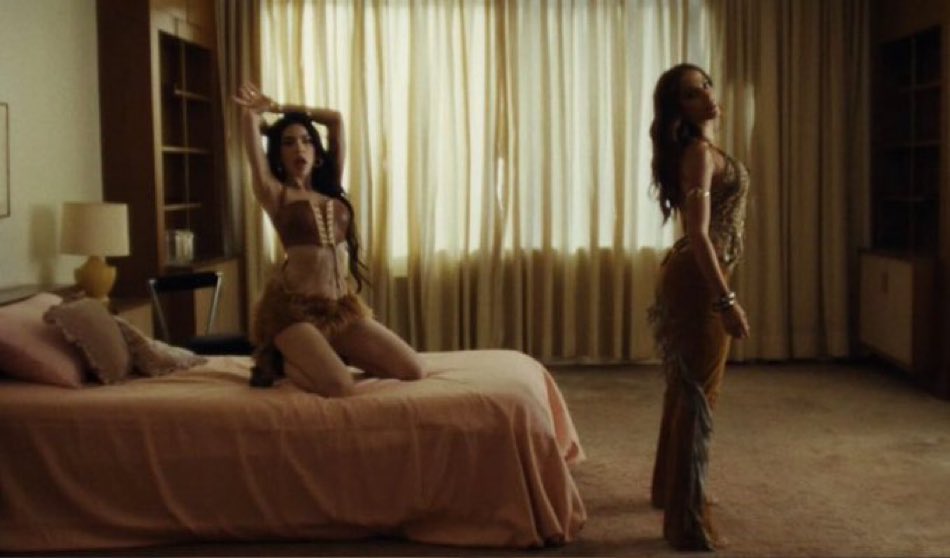 🚨 Anitta e Kenia no vídeo clipe de “EN 4”.