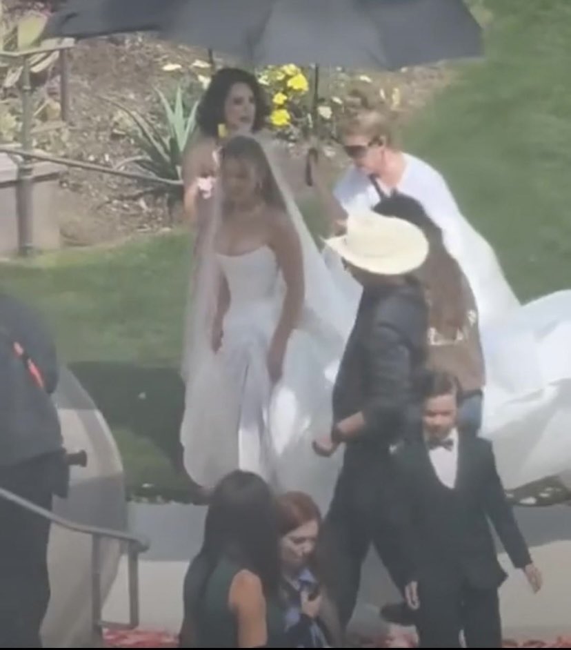 euphoriacentral's tweet image. 🚨 ‘EUPHORIA’ Season 3 LEAK: 

Sydney Sweeney in a wedding dress filming ‘EUPHORIA’ Season 3 with Alanna Ubach 👀

#EUPHORIA #EuphoriaSeason3